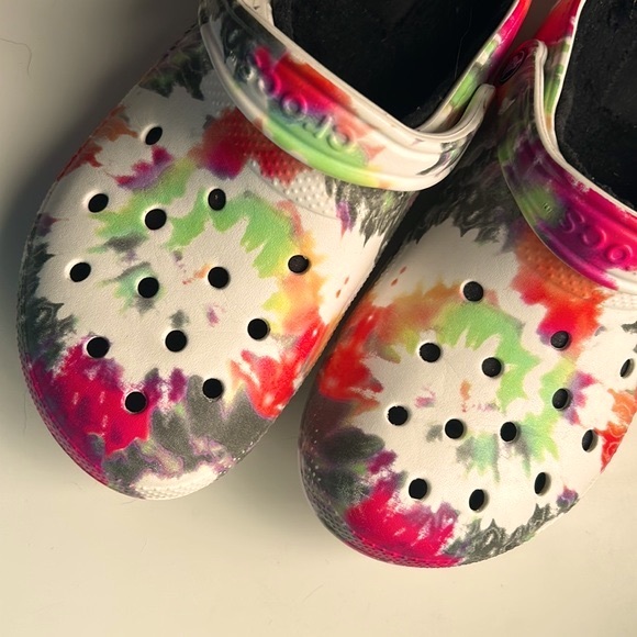 Crocs Classic Lined Tye-Dye Clog - Picture 9 of 11